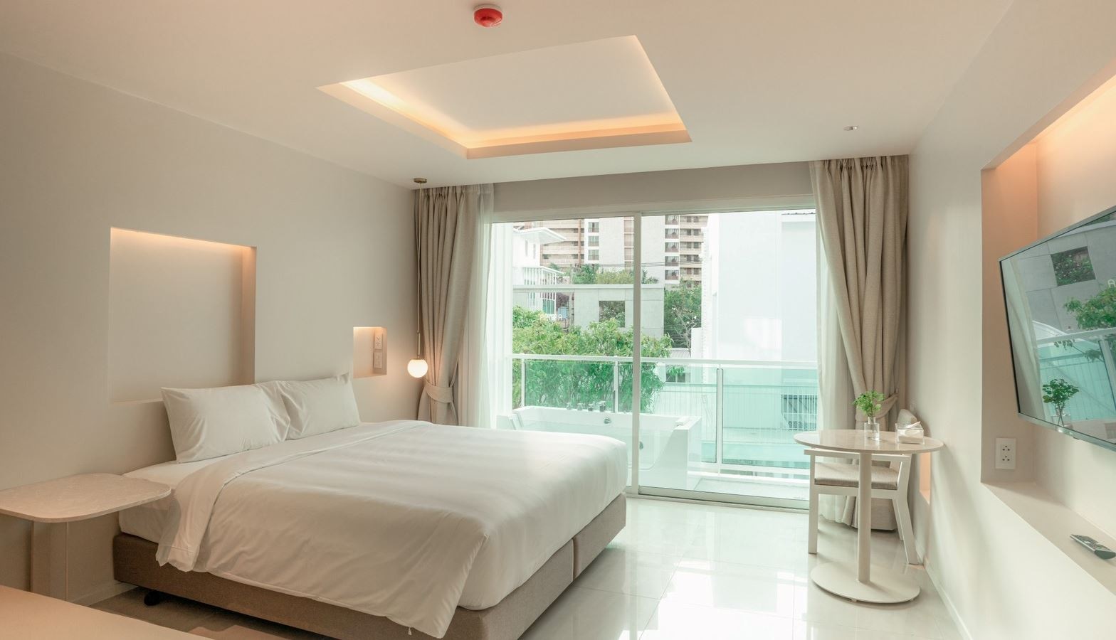 rooms-deluxe-bath-pool-view