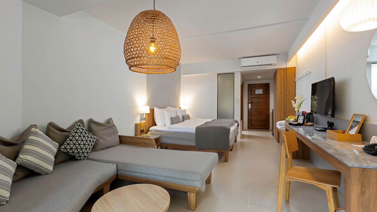 rooms-royal-studio-pool-access