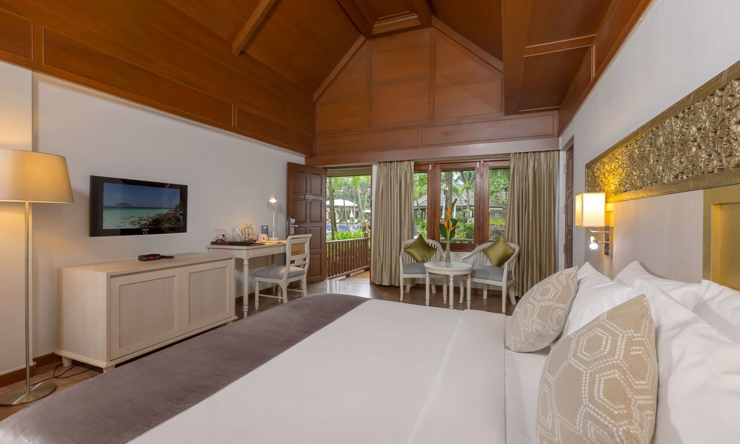 rooms-deluxe-bungalow