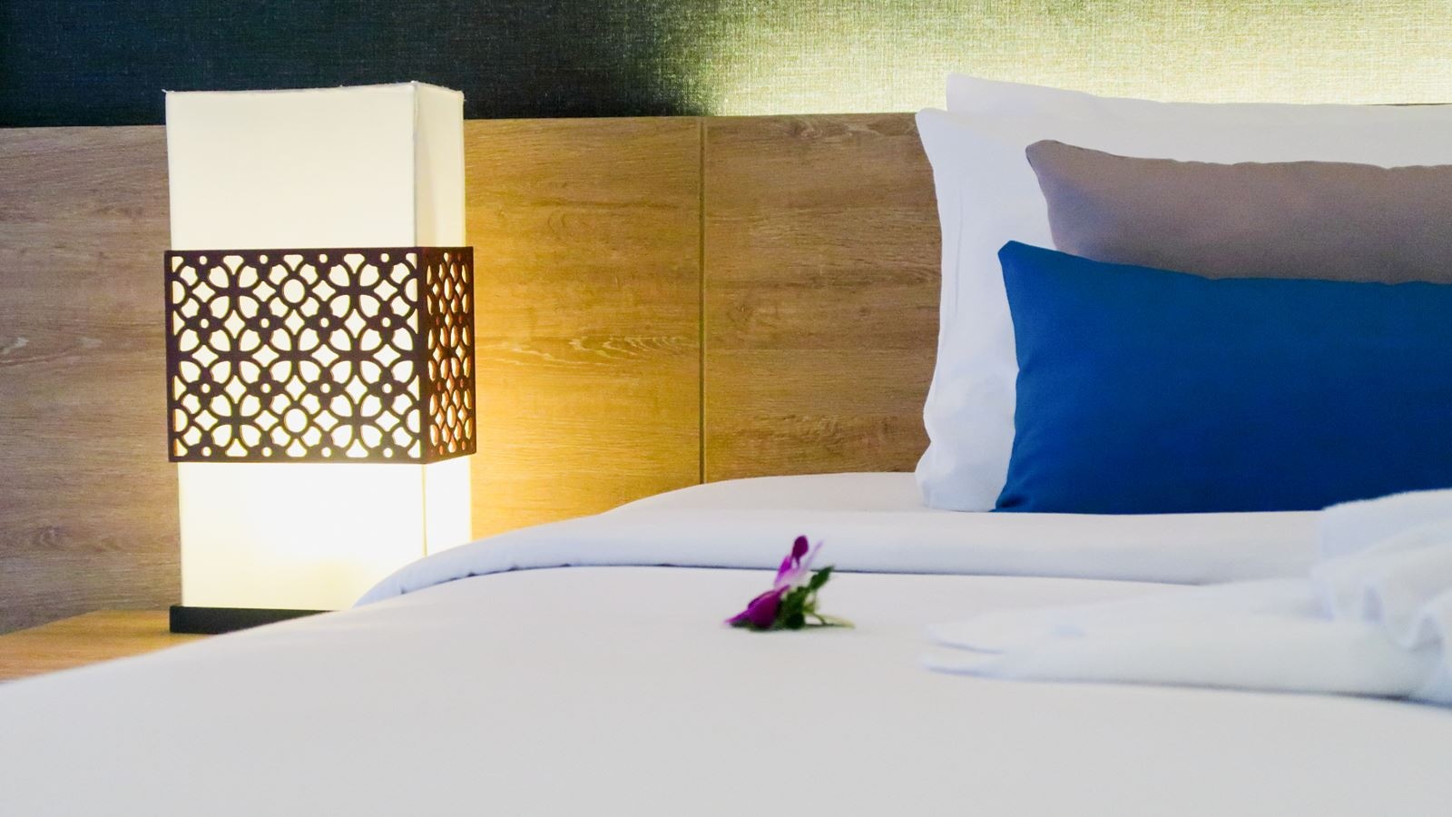 rooms-deluxe-pool-access-green-wing