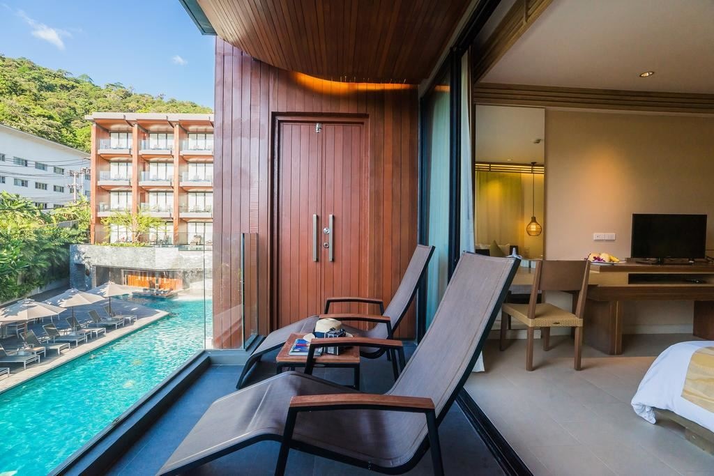 rooms-pool-view-jacuzzi-deluxe--hillside