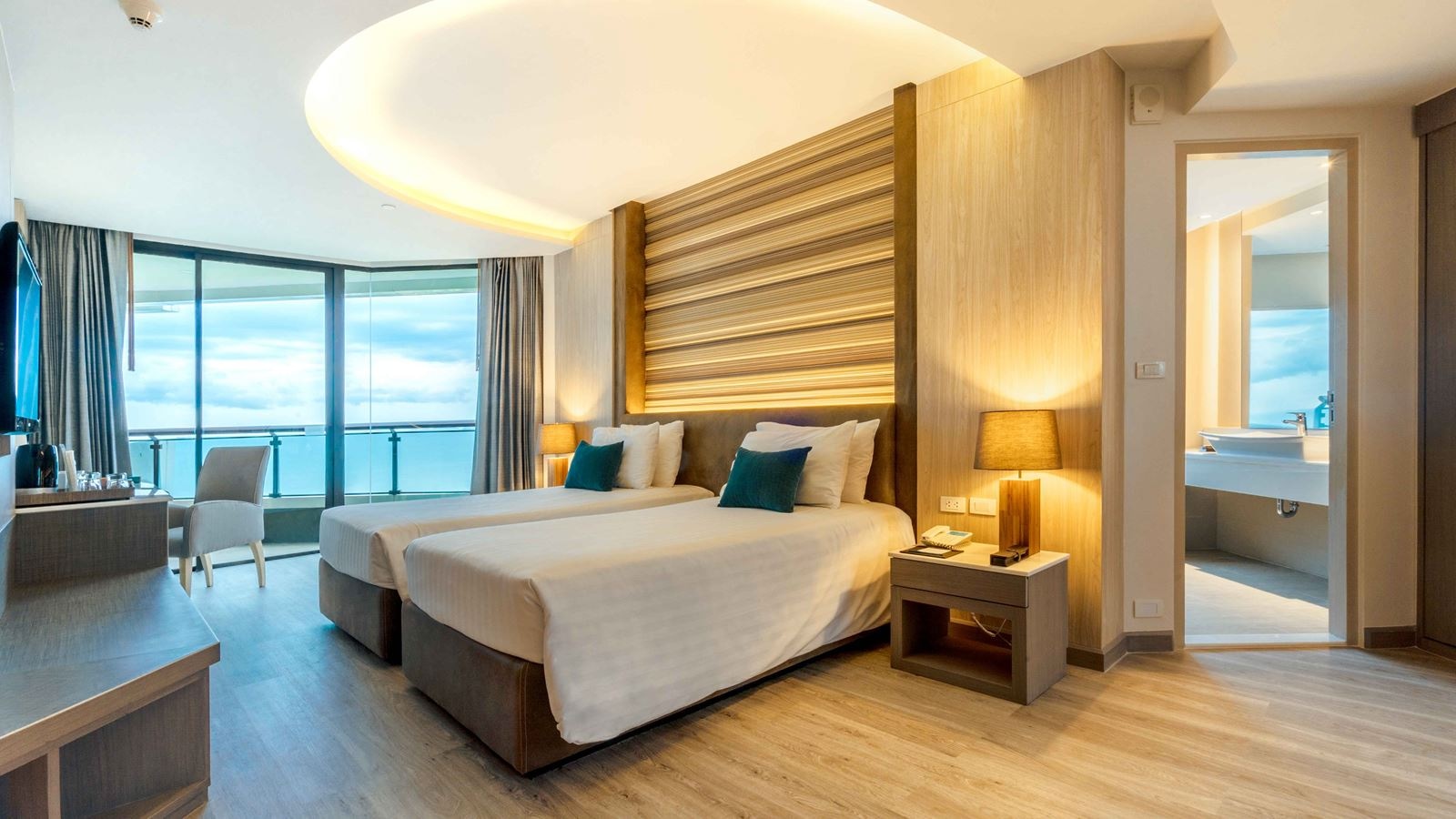 rooms-deluxe-corner-room