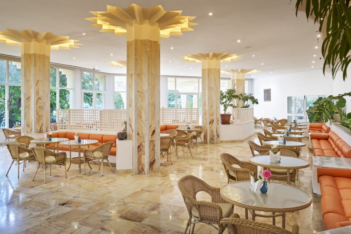 restaurants-bistro-or-lobby-bar