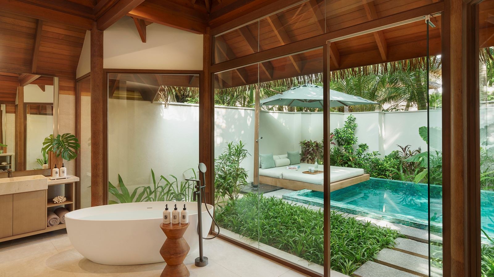 rooms-deluxe-beach-bungalow-with-pool