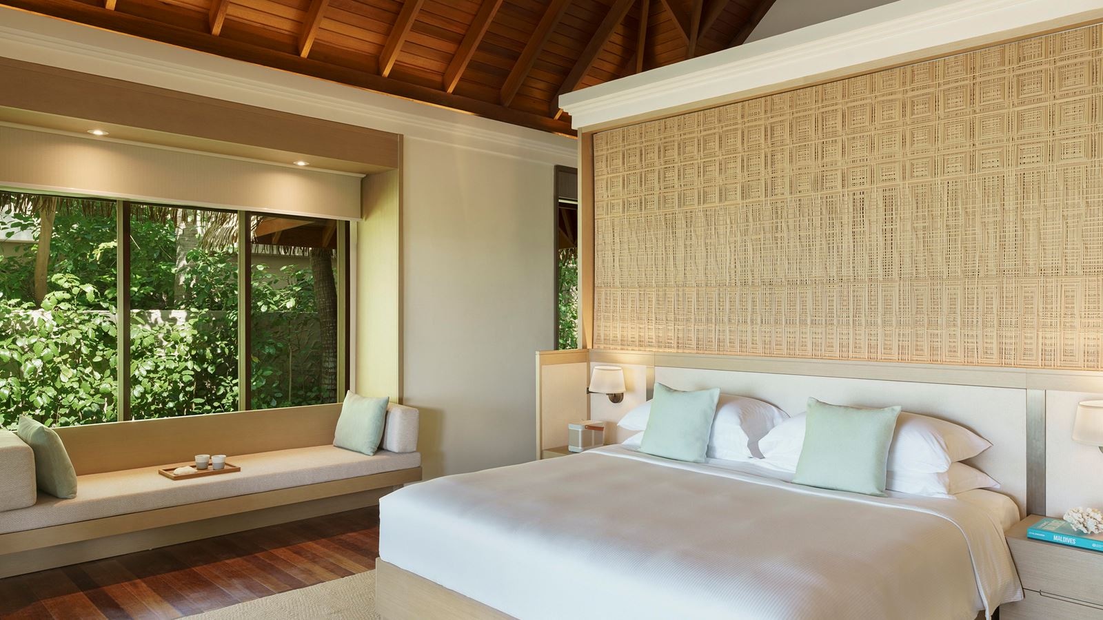 rooms-deluxe-beach-bungalow-with-pool