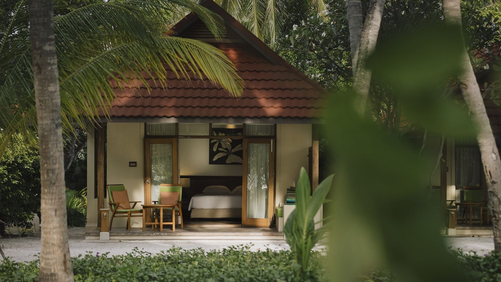 rooms-deluxe-bungalow