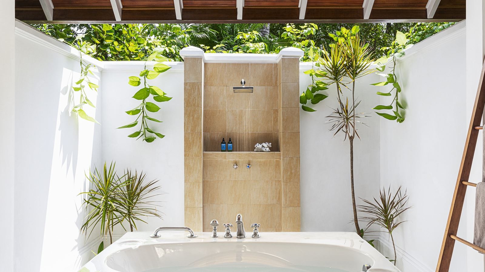 rooms-deluxe-bungalow