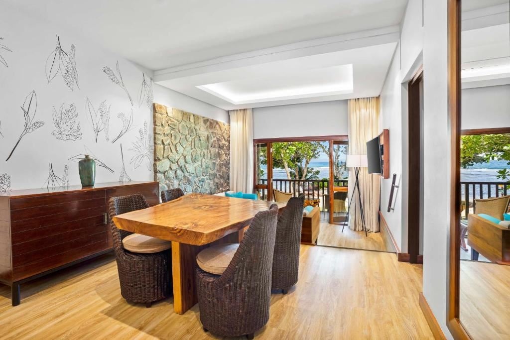 rooms-deluxe-ocean-view-suite