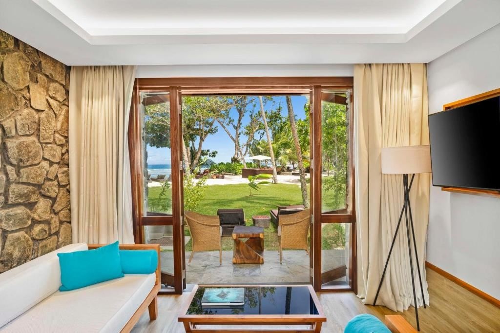 rooms-deluxe-ocean-view-suite