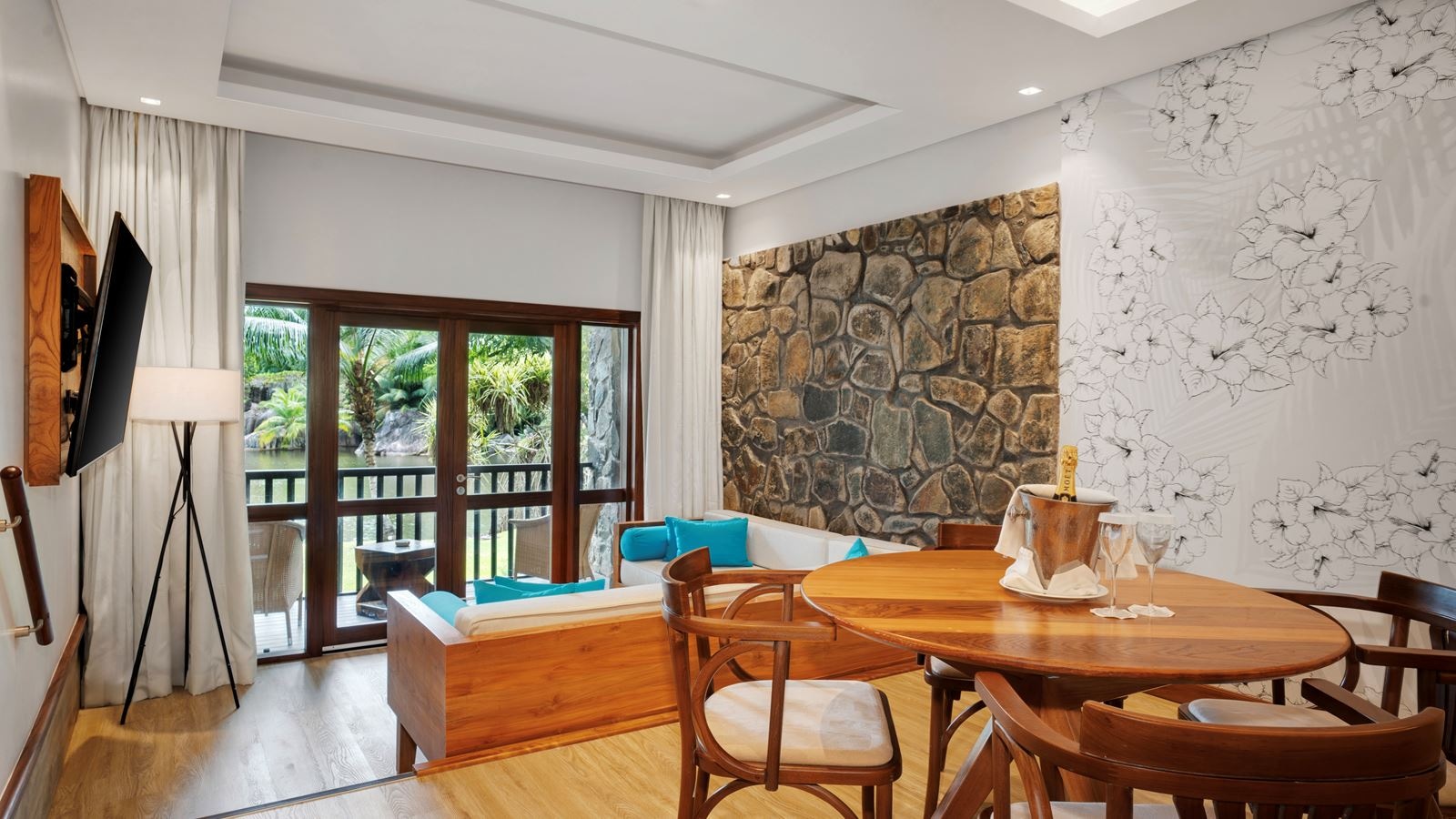 rooms-deluxe-lagoon-view-suite