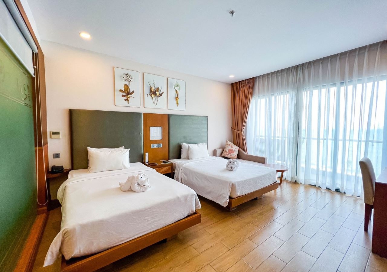 rooms-deluxe-room-partial-sea-view-with-balcony