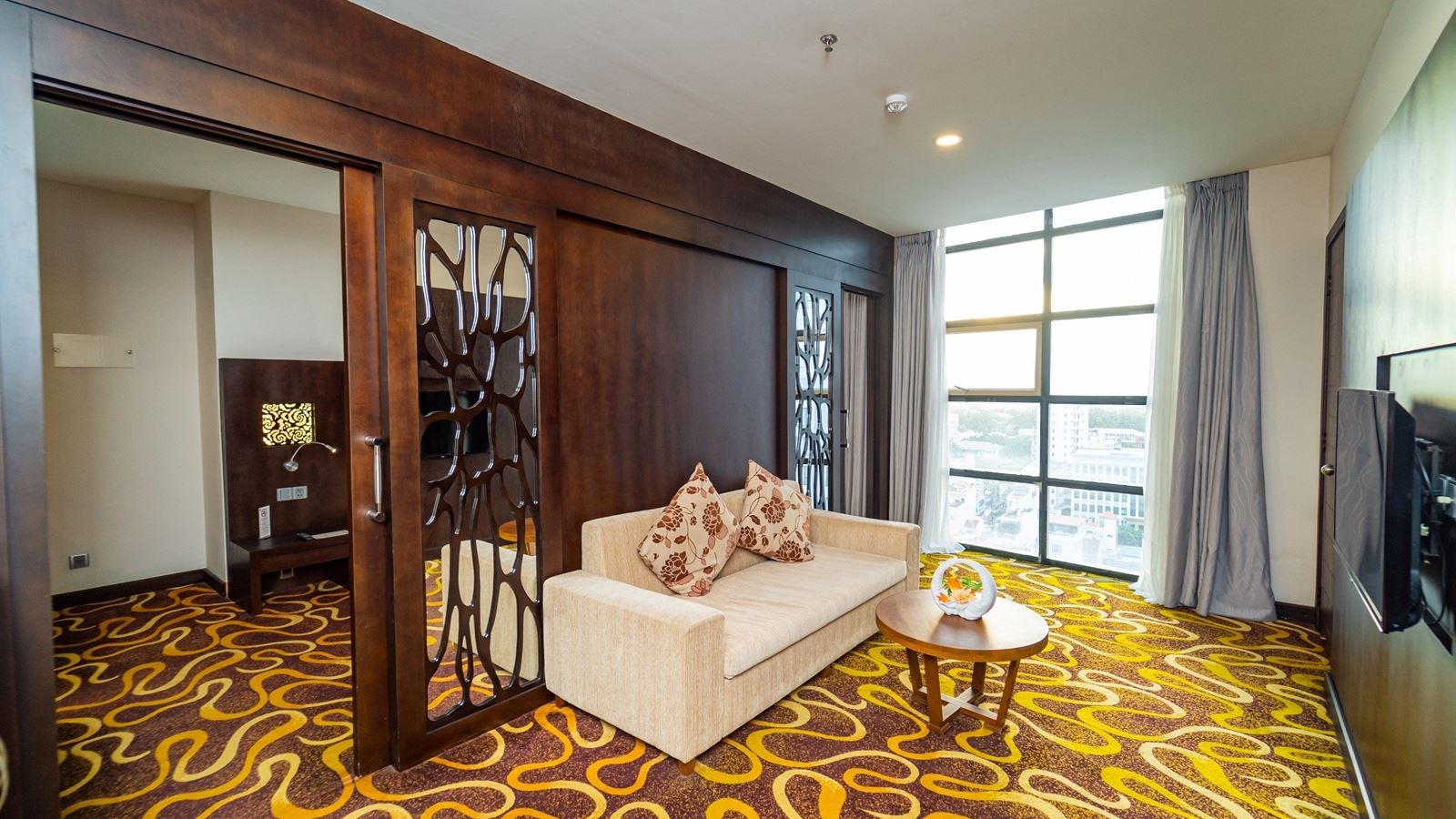 rooms-suite-double-city-view-with-window