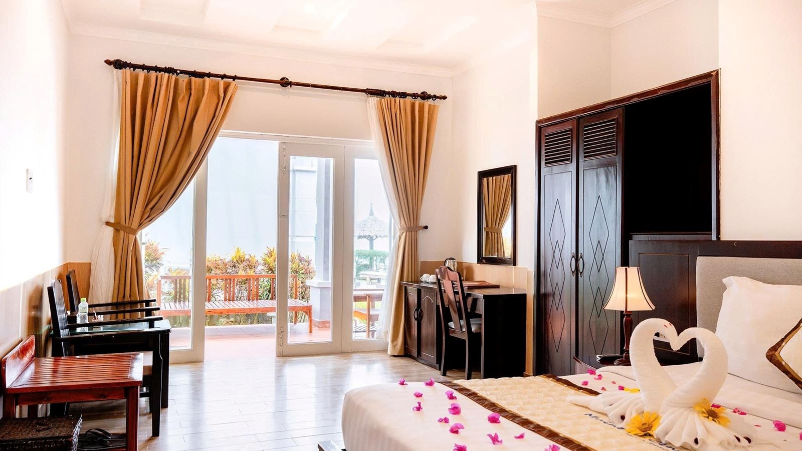 rooms-villa-beachfront-with-terrace