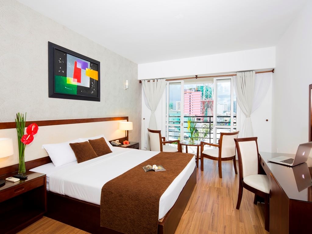 rooms-senior-deluxe-city-view-with-balcony-child-wihtout-extra-bed