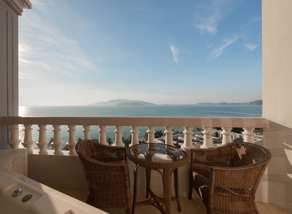 rooms-executive-suite-ocean-view-with-balcony