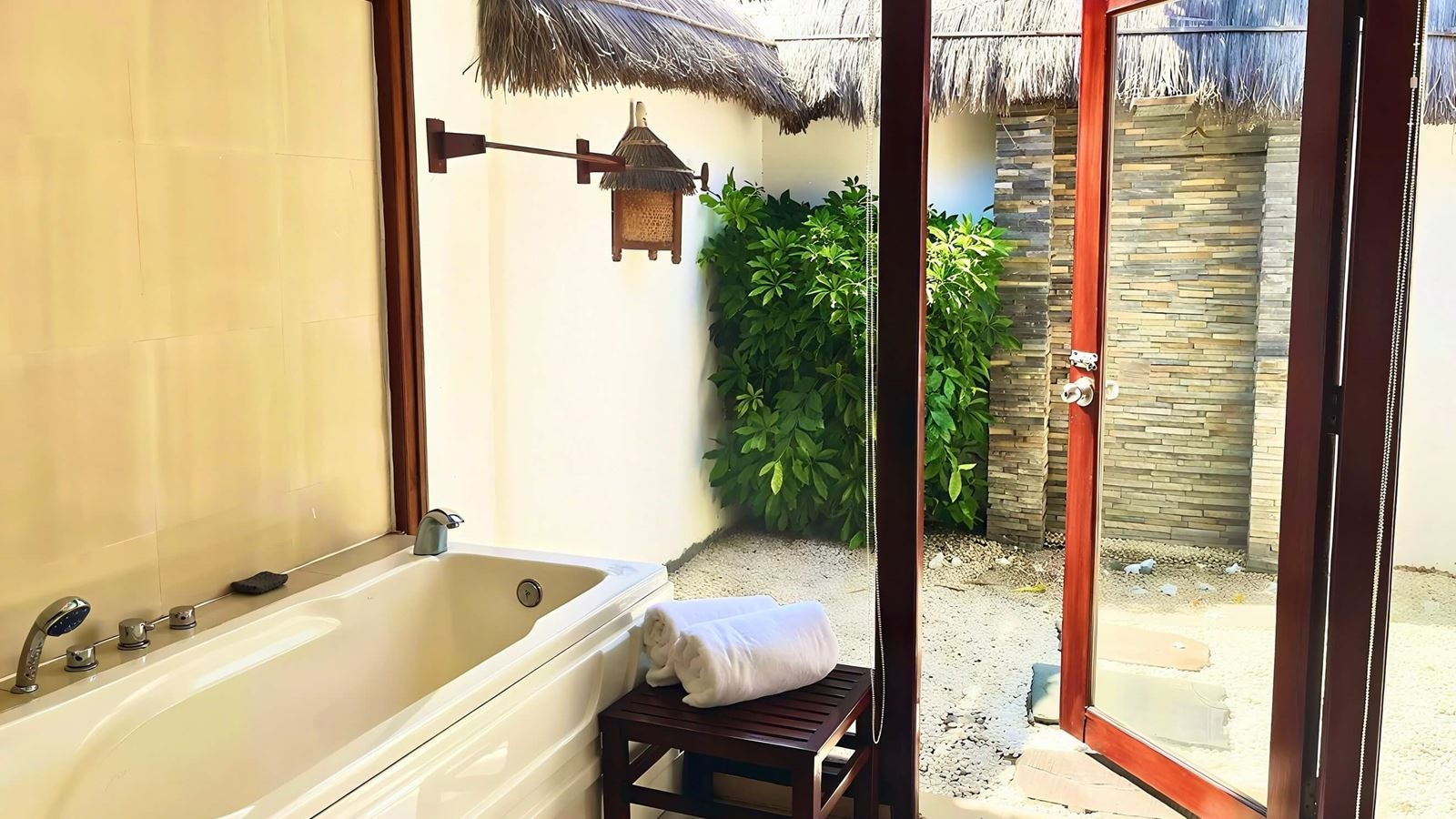 rooms-beachfront-bungalow