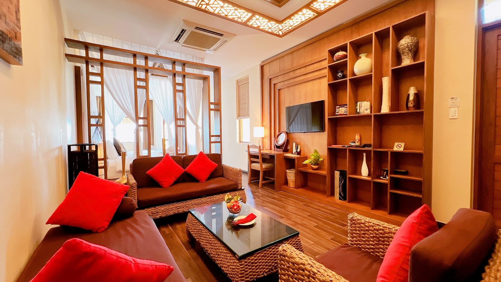 rooms-aroma-suite-jacuzzi-with-balcony