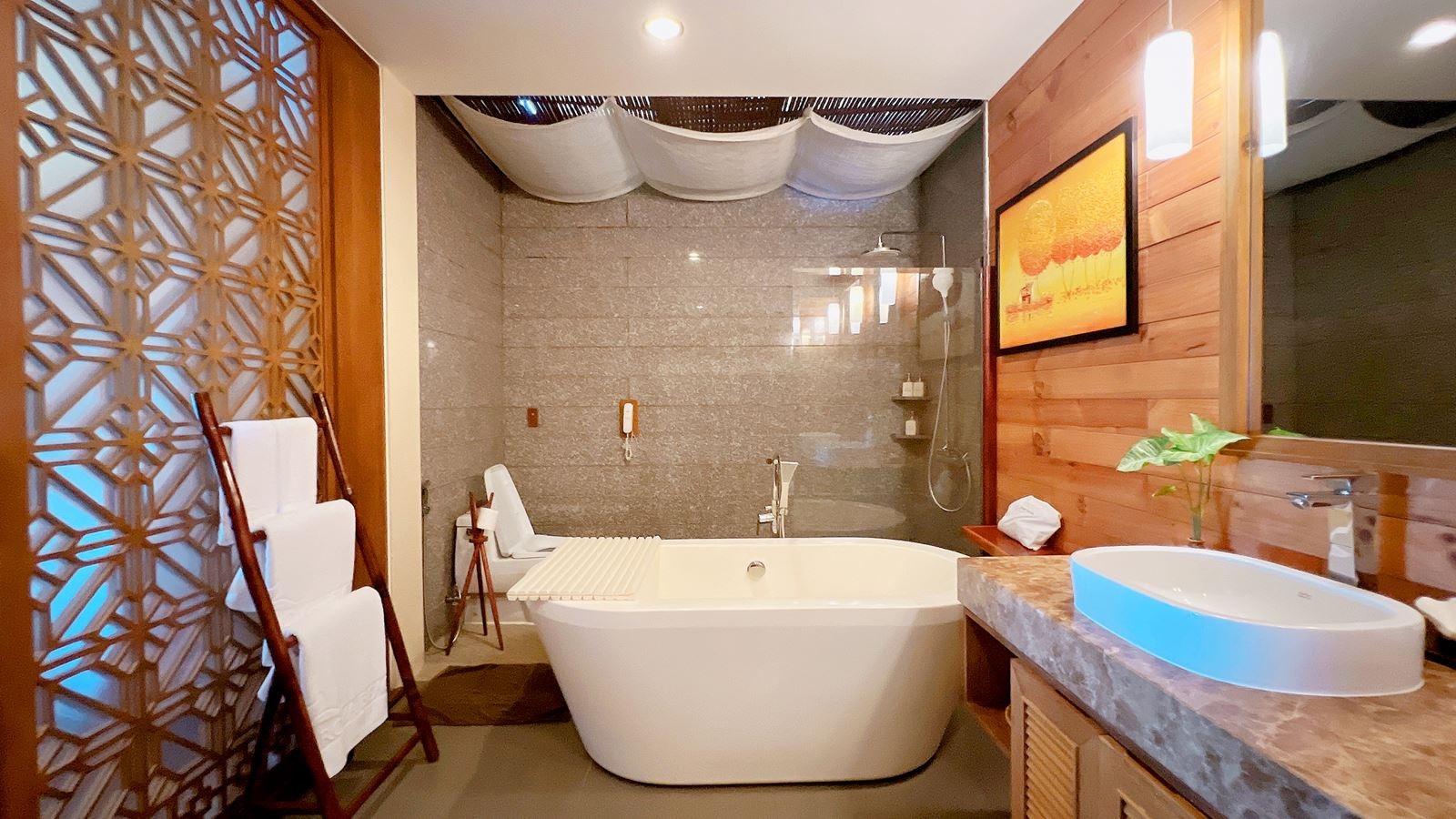 rooms-aroma-suite-jacuzzi-with-balcony