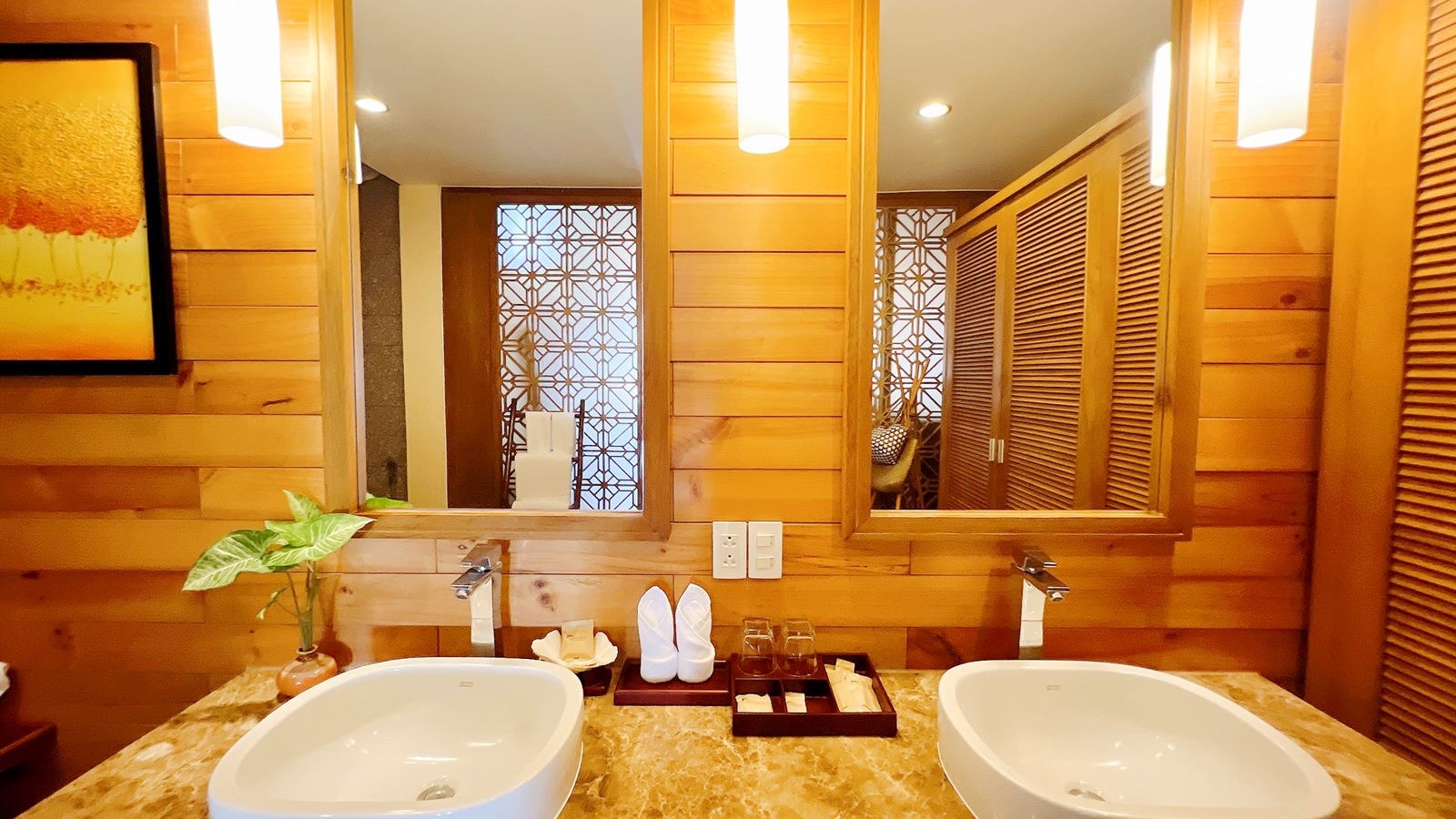 rooms-aroma-suite-jacuzzi-with-balcony