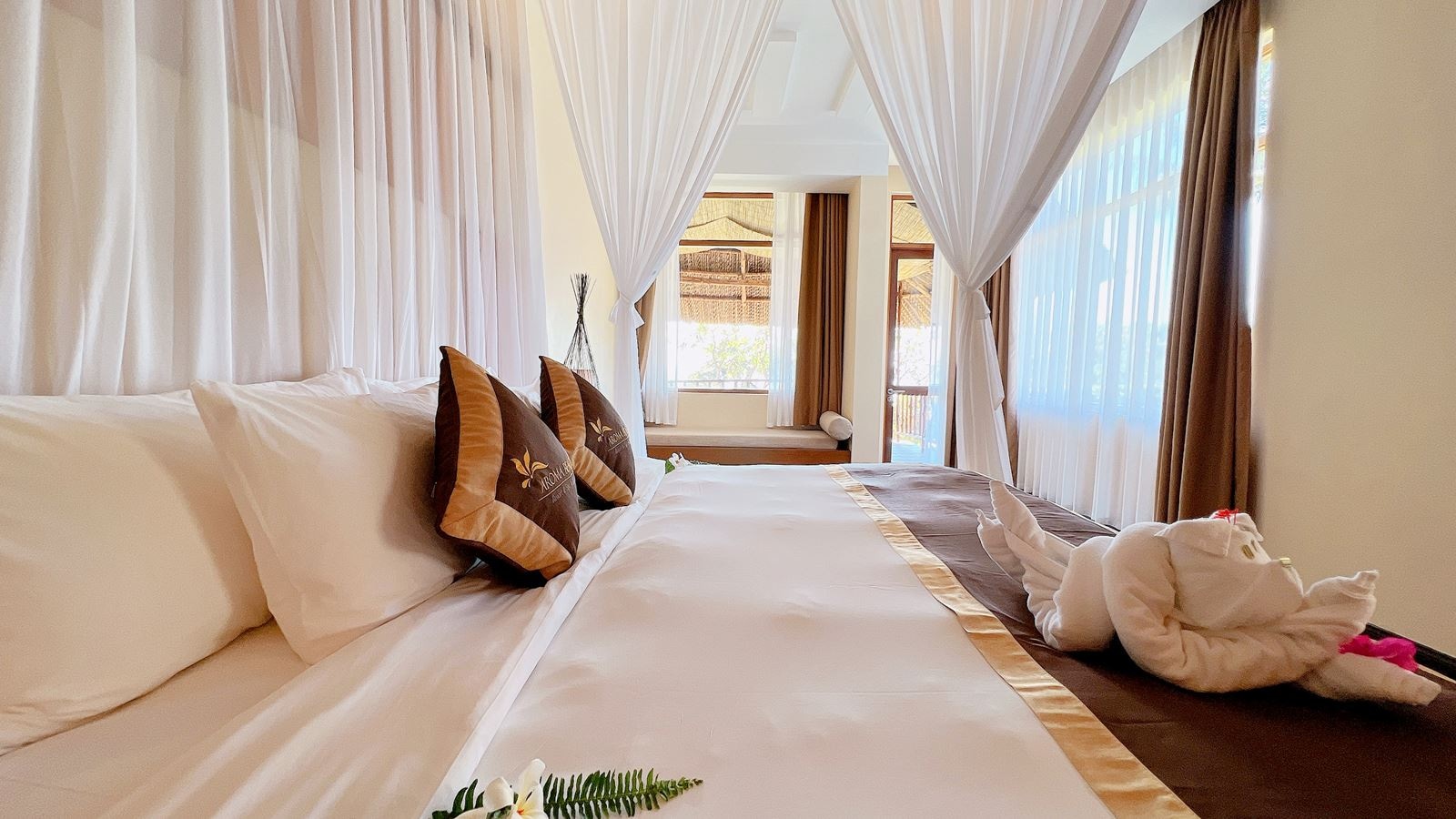 rooms-aroma-suite-jacuzzi-with-balcony