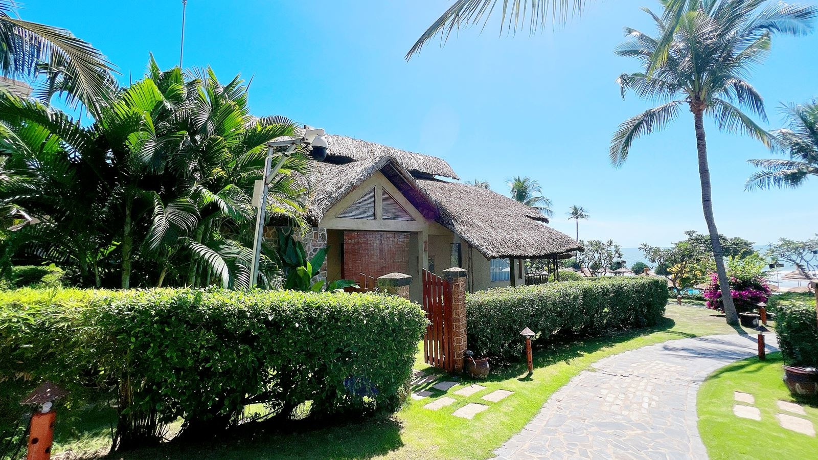 rooms-aroma-suite-jacuzzi-with-balcony