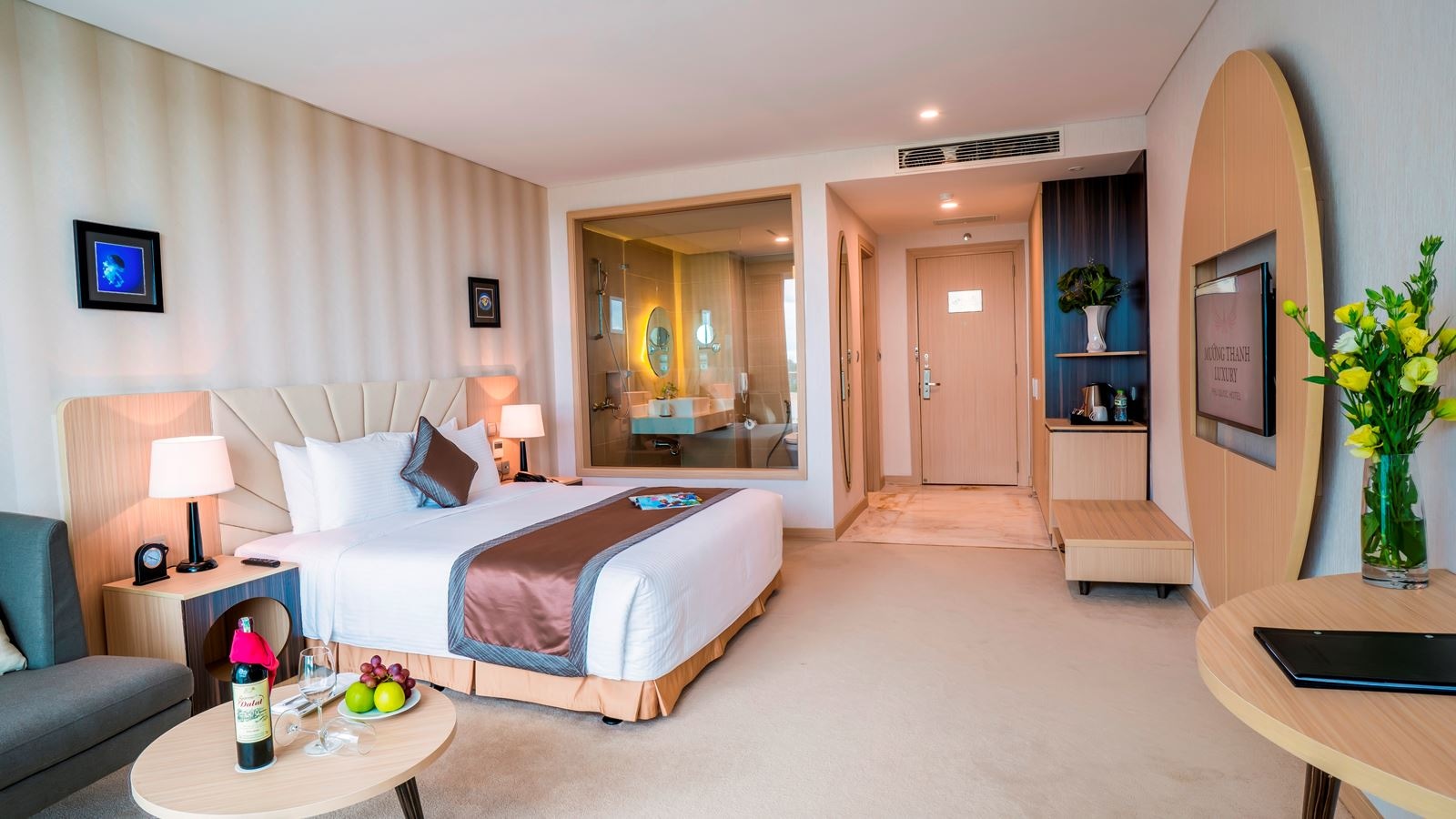 rooms-deluxe-king-with-balcony