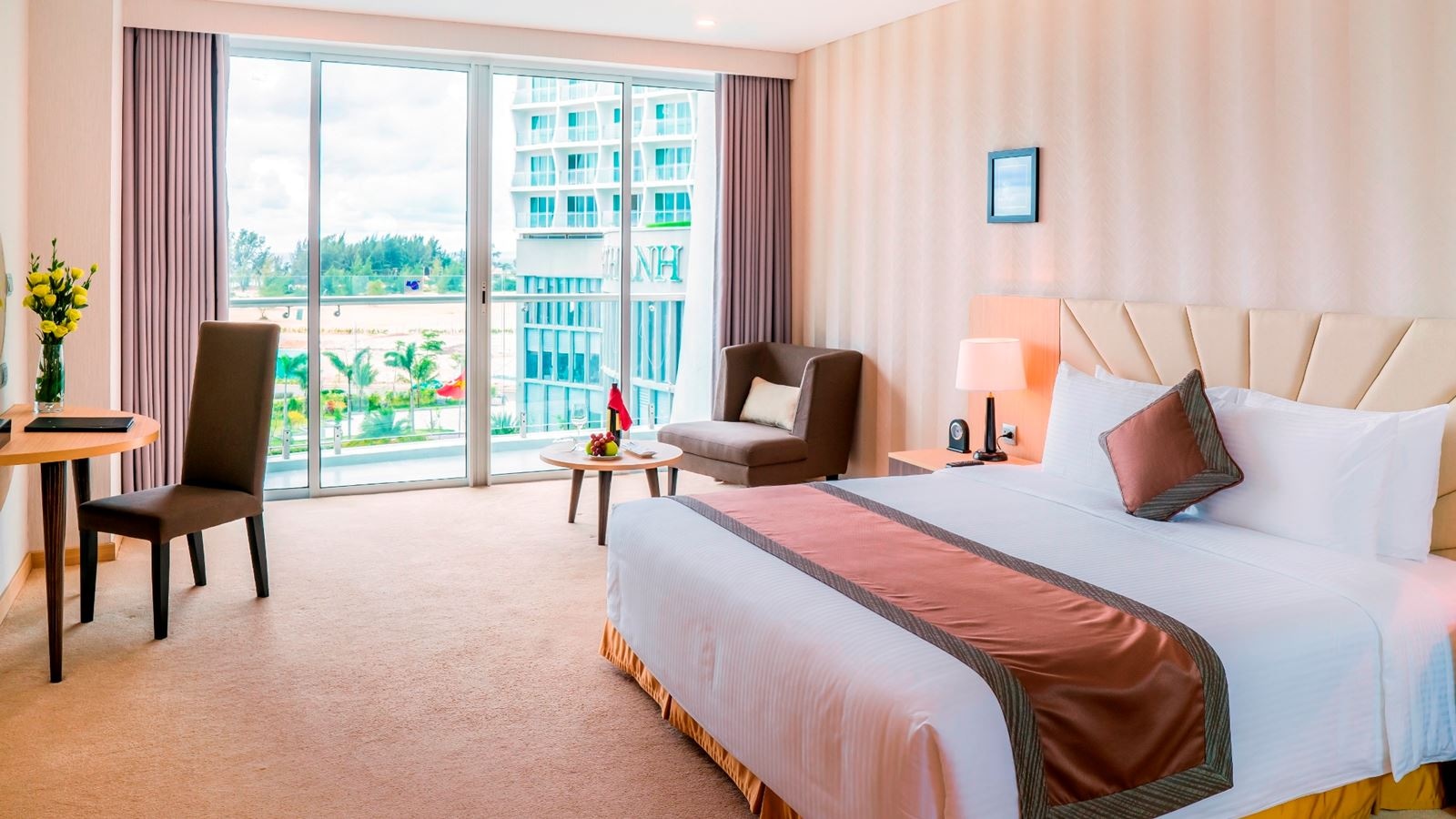 rooms-deluxe-king-with-balcony