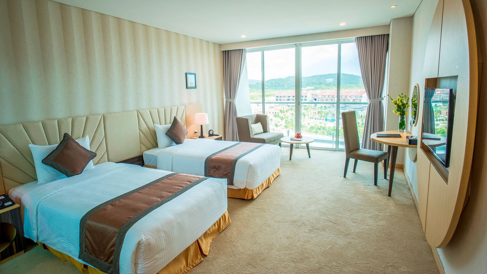 rooms-deluxe-twin-with-balcony