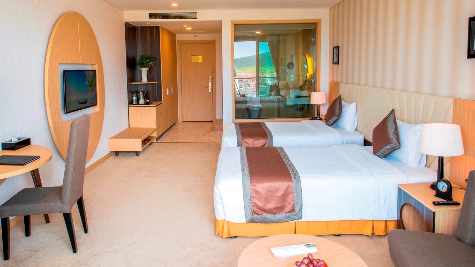 rooms-deluxe-twin-with-balcony