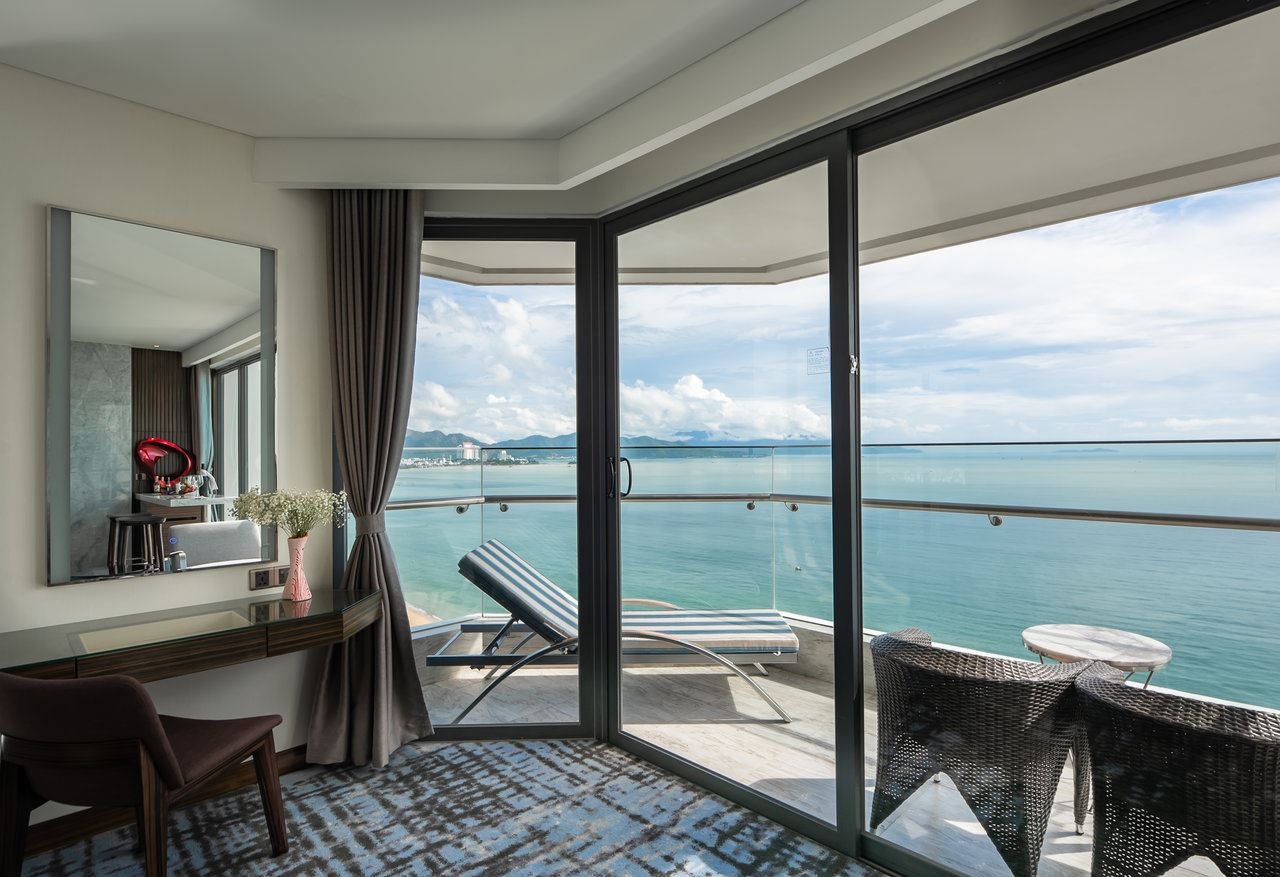 rooms-queen-ann-suite-ocean-view-balcony