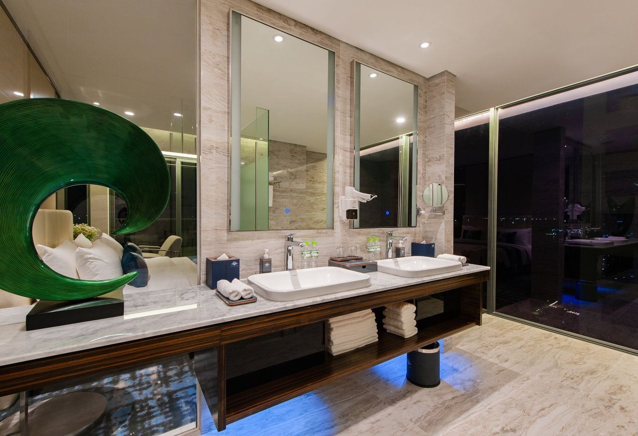 rooms-queen-ann-suite-ocean-view-balcony