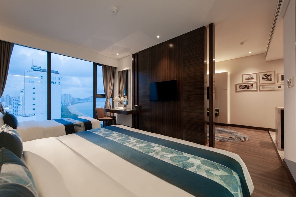 rooms-triple-suite-sea-view-with-balcony
