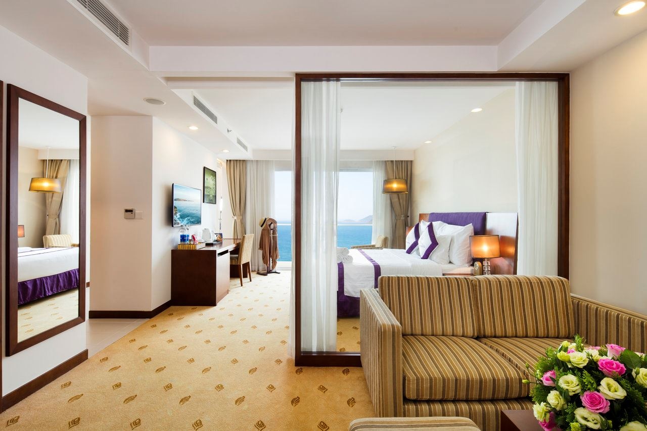 rooms-suite-ocean-view-king
