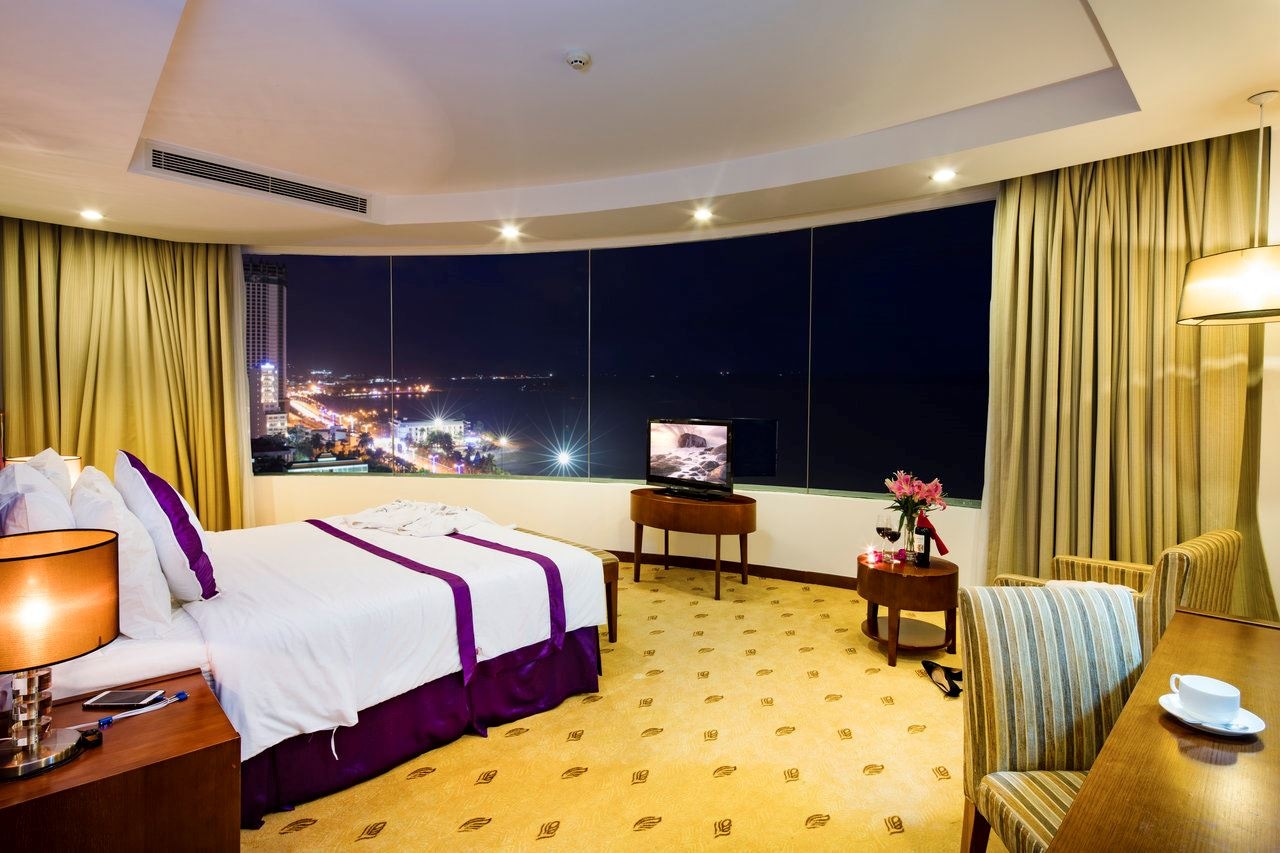 rooms-senior-suite-ocean-view-king