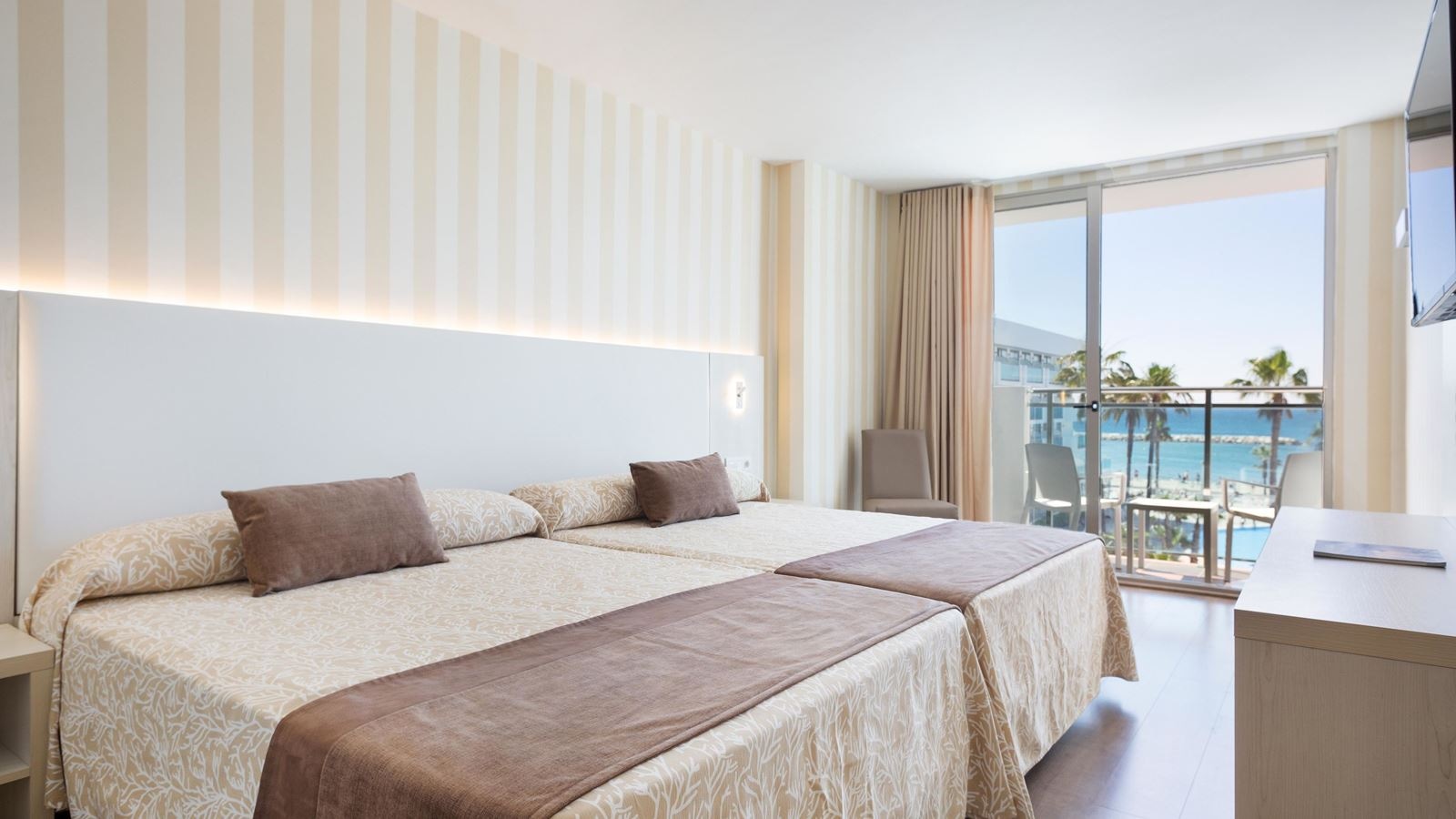 rooms-family-room-sea-view