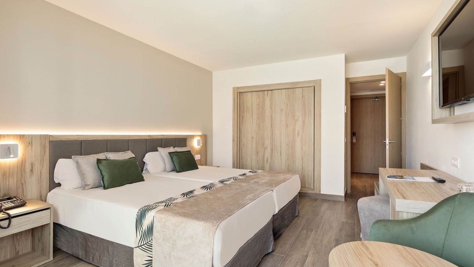 rooms-superior-pool-view-and-sea-side