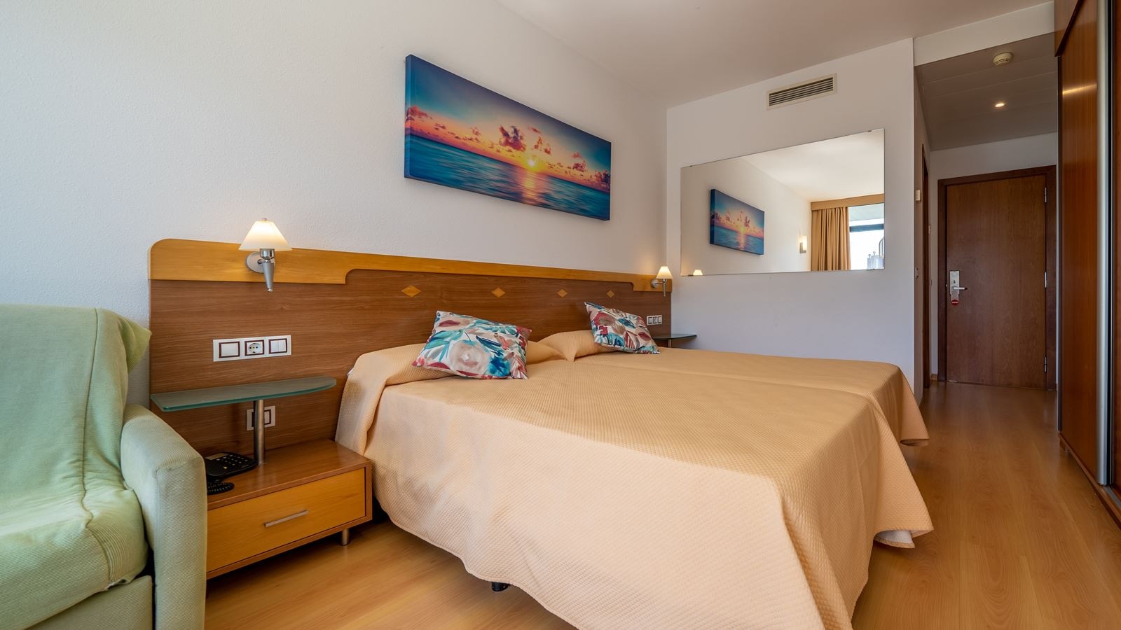 rooms-double-standard-balcony-or-terrace