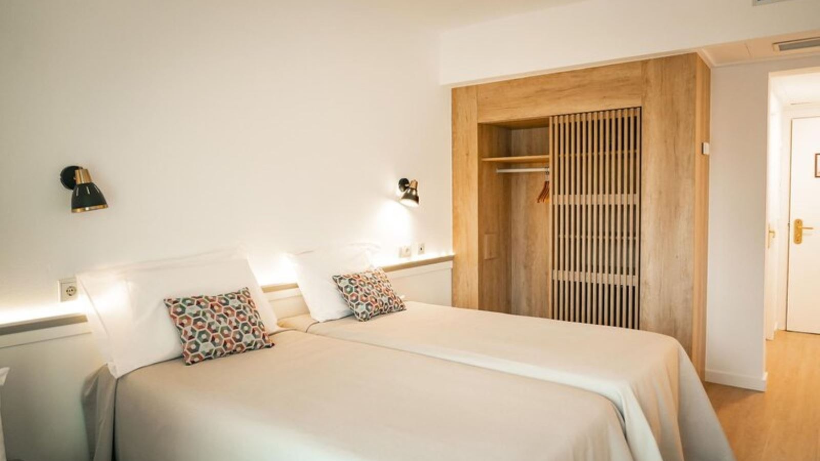 rooms-superior-double-pool-view-room-balcony-or-terrace