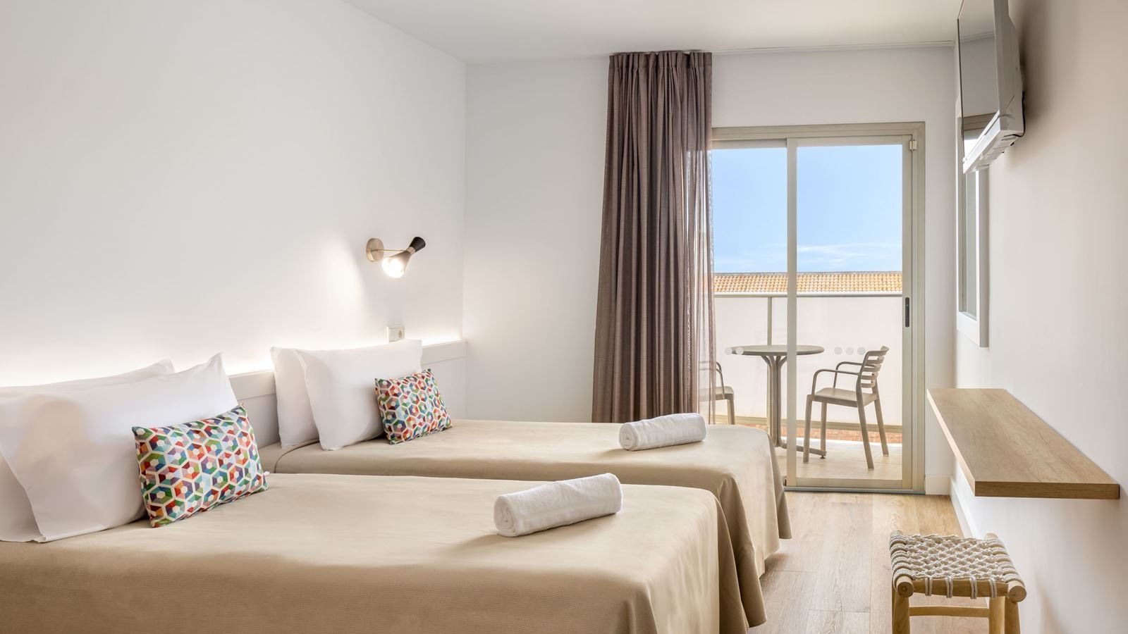 rooms-double-standard-room-balcony-or-terrace