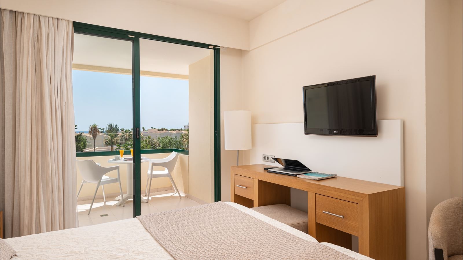 rooms-double-standard-pool-view-with-balcony