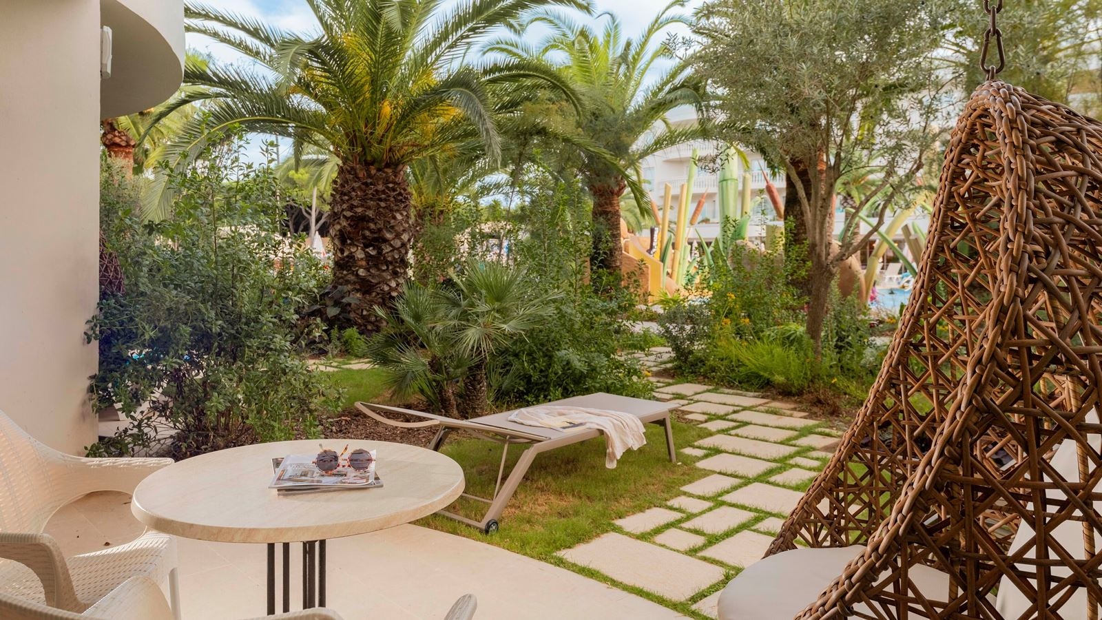 rooms-family-private-garden-view-premium-a