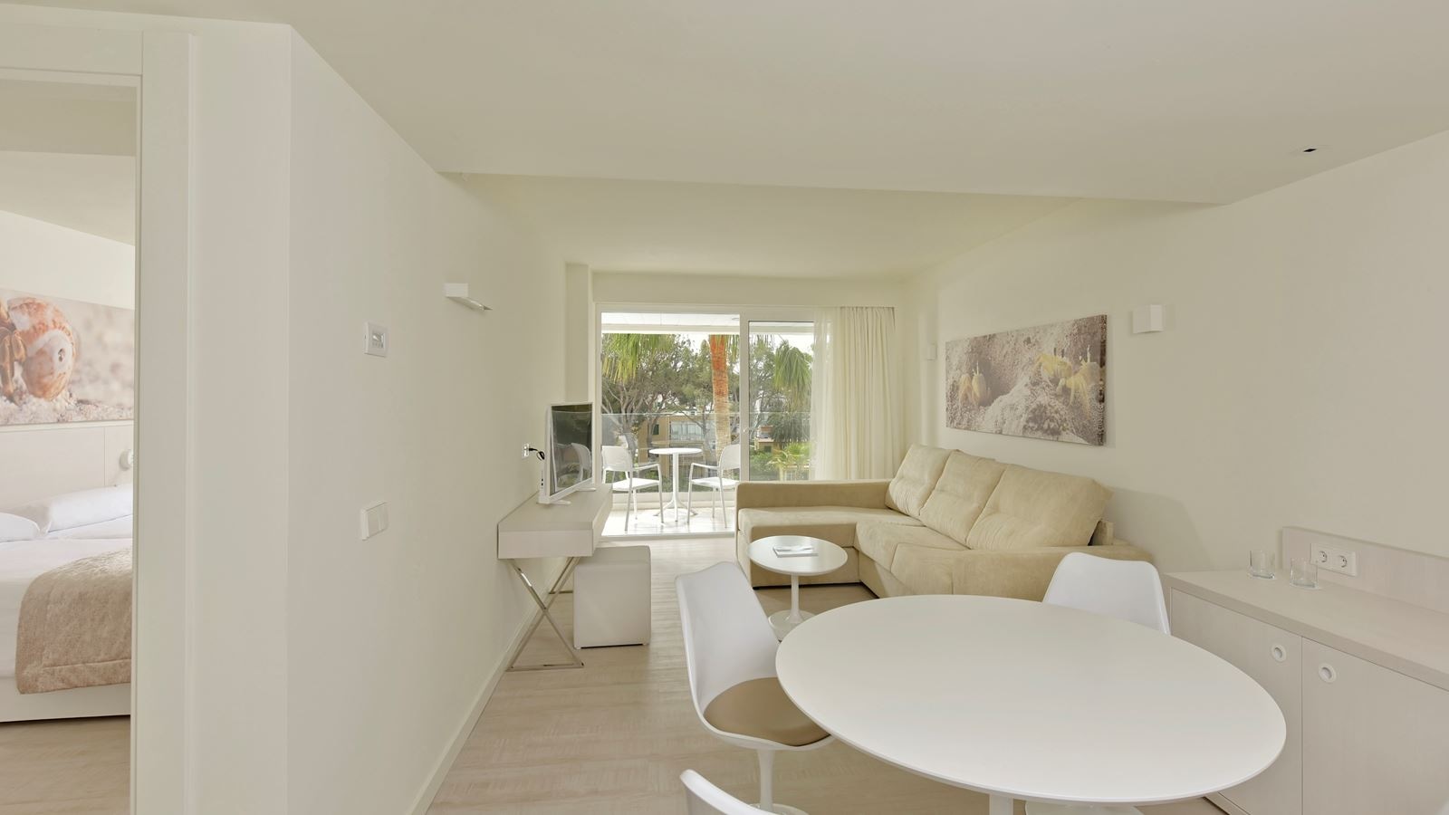 rooms-family-room-pool-view