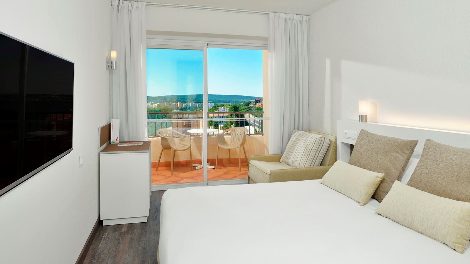 rooms-double-room-swimming-pool-view