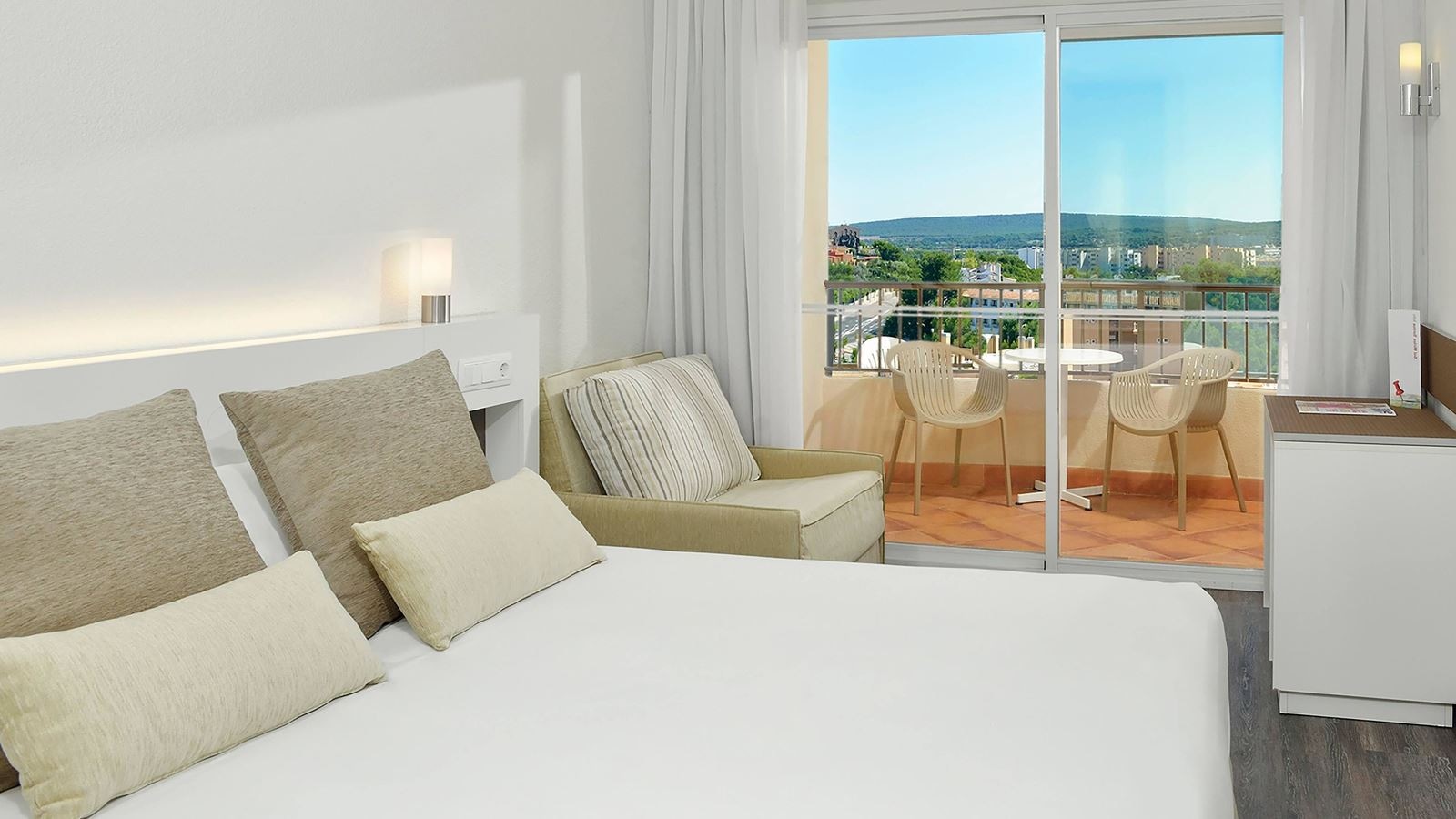 rooms-double-room-swimming-pool-view