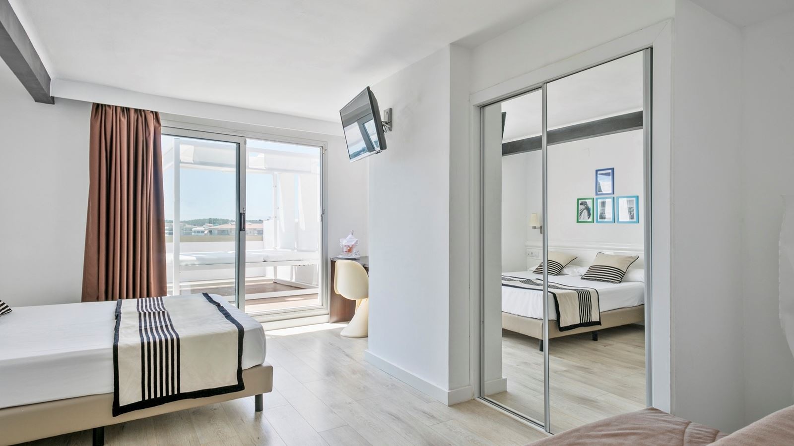 rooms-premium-penthouse-sea-view-balcony