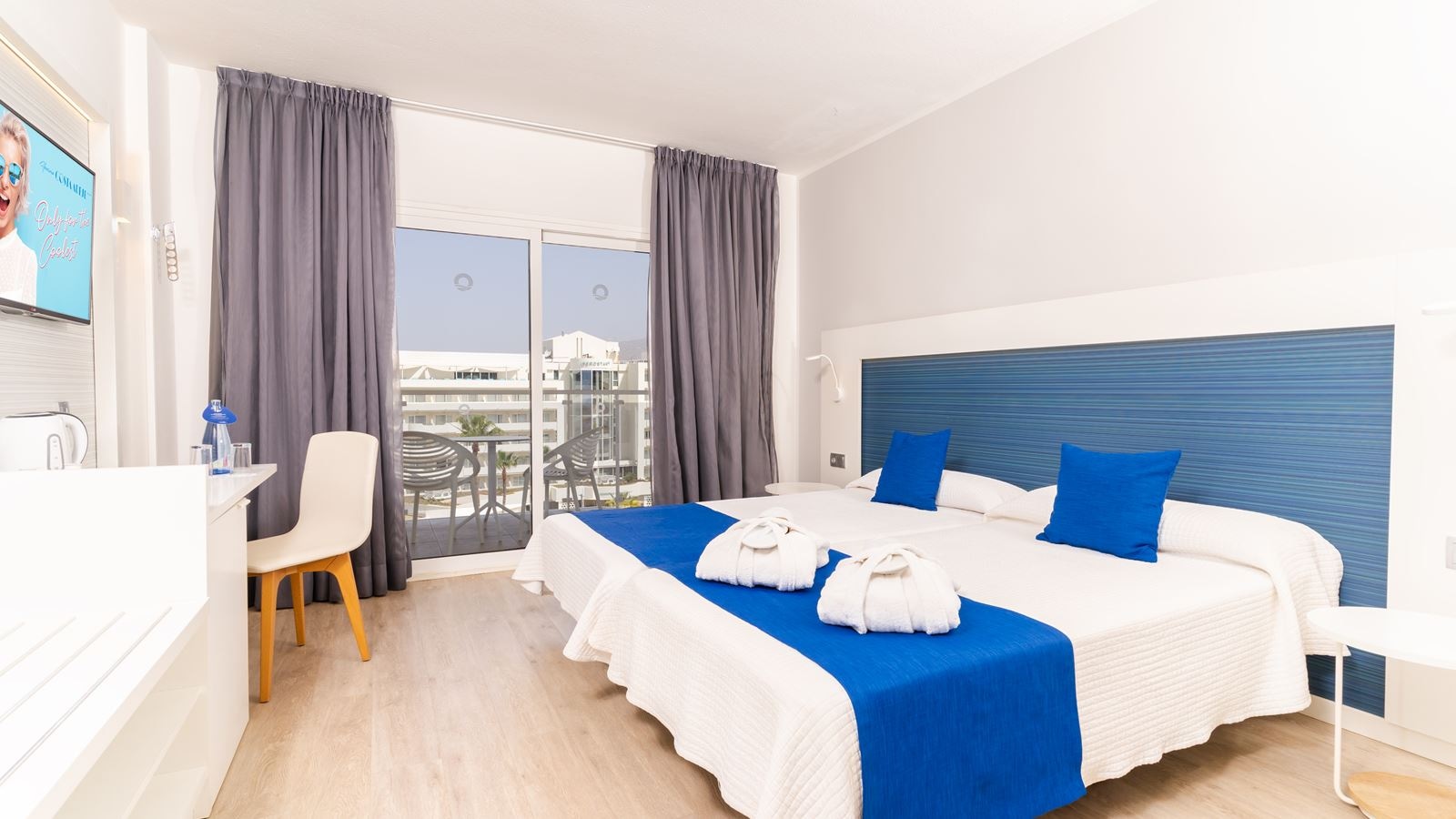 rooms-double-superior-room-with-side-sea-view-and-balcony-doble-superior