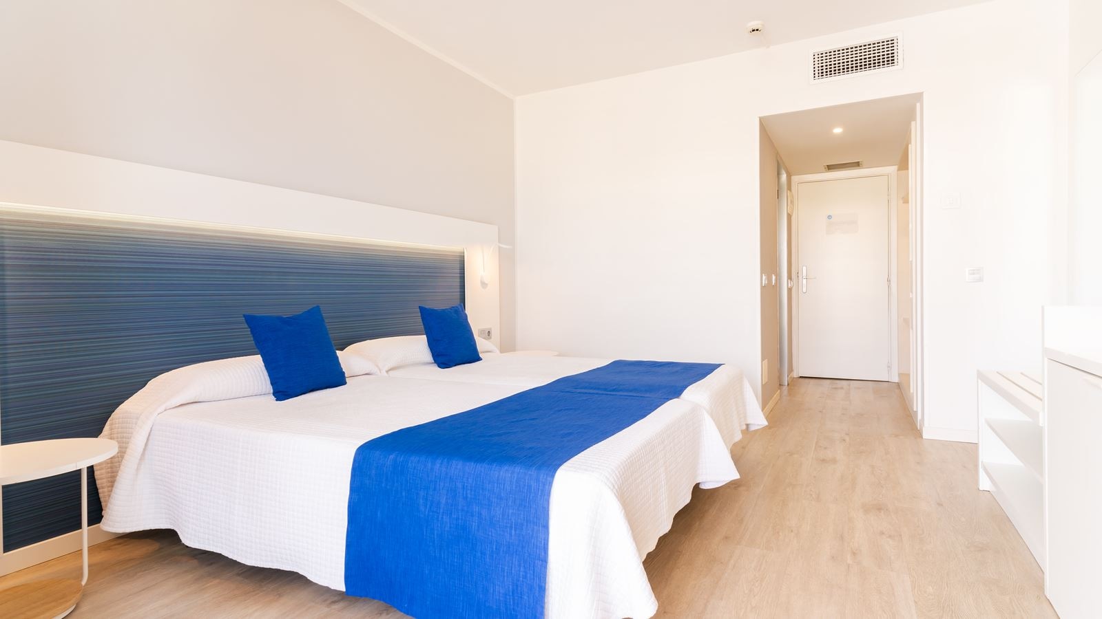 rooms-double-superior-room-with-side-sea-view-and-balcony-doble-superior