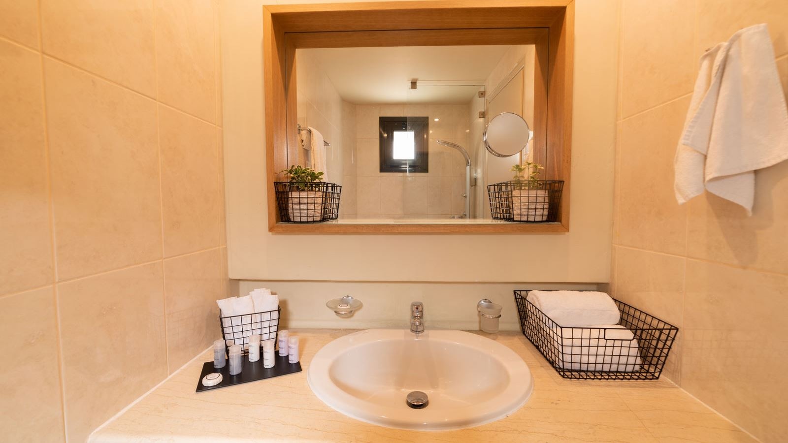 rooms-bungalow-sharing-pool-sea-view