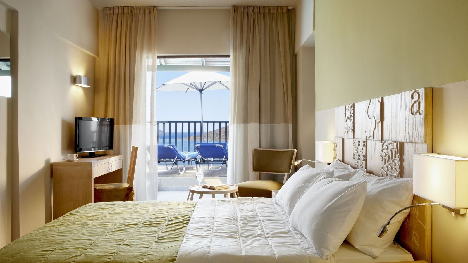 rooms-junior-suite-private-pool-sea-view