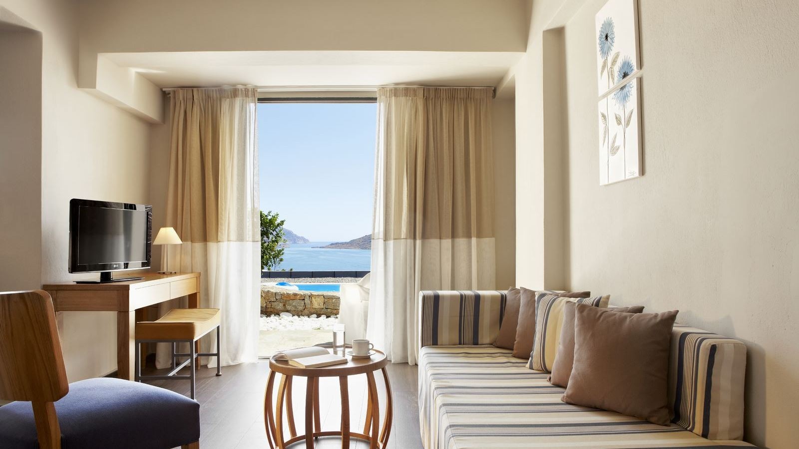 rooms-junior-suite-private-pool-sea-view